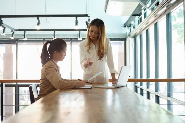 Business concept. Business people discussing the charts and grap — Stock Photo, Image