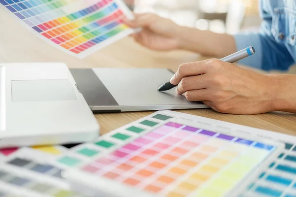 Diseño gráfico y muestras de color y bolígrafos en un escritorio. Arquitecto —  Fotos de Stock