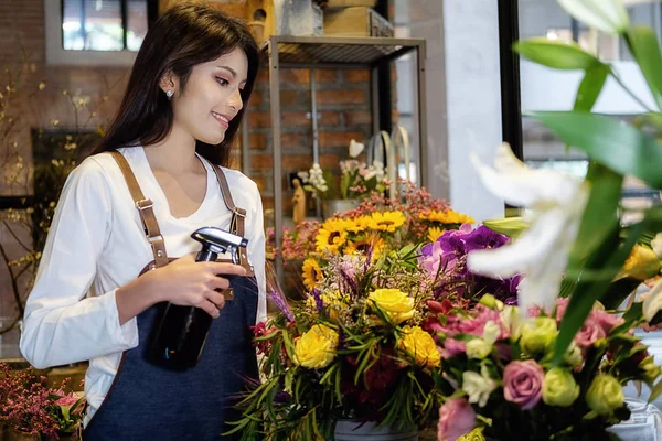 쾌활 한 매력적인 젊은 비즈니스 소유자 꽃이 게가 게 꽃집 — 스톡 사진