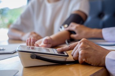 dikkatle dinliyor bir erkek hasta doktor açıklayan hasta s