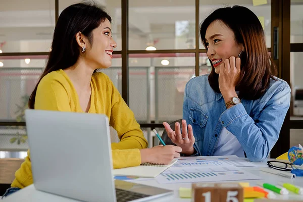 Business casual adviser che analizza le cifre finanziarie che denotano il — Foto Stock