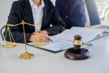 Adalet avukat hukuk firmasında takım toplantısı ile tokmak yargıç