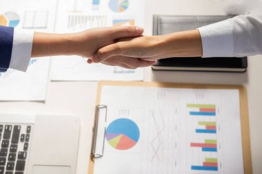 Ortaklar başlangıç tartışırken rahat kıyafetler içinde çalışıyoruz 