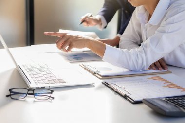 Ortaklar başlangıç tartışırken rahat kıyafetler içinde çalışıyoruz 