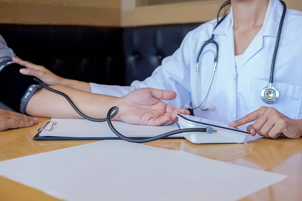 Paciente escuchando atentamente a un médico masculino explicando — Foto de Stock