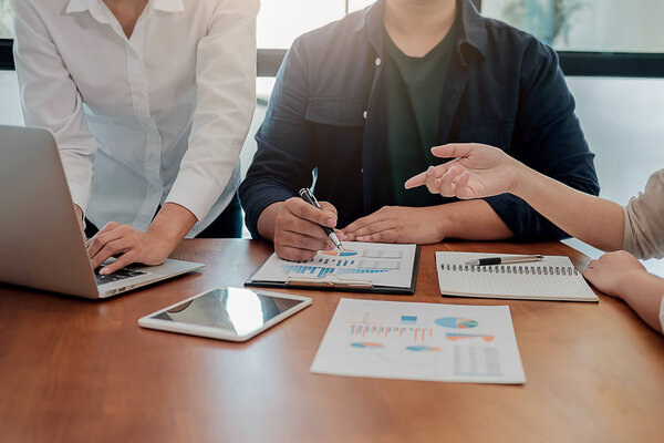 Старт партнеры работают в повседневной одежде, обсуждая
 