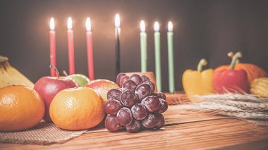 Kwanzaa tatil konseptiyle dekore yedi mum kırmızı, siyah bir