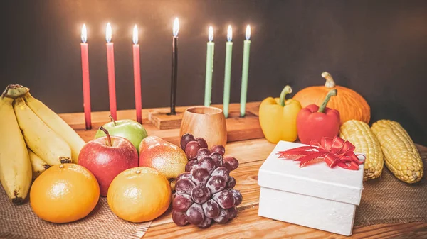 Kwanzaa conceito de férias com decorar sete velas vermelhas, preto a — Fotografia de Stock