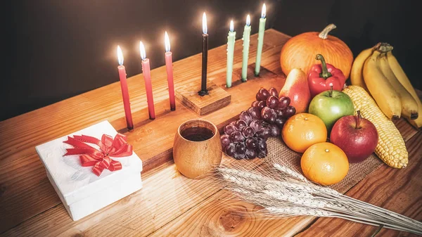 Kwanzaa conceito de férias com decorar sete velas vermelhas, preto a — Fotografia de Stock