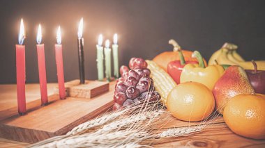 Kwanzaa tatil konseptiyle dekore yedi mum kırmızı, siyah bir