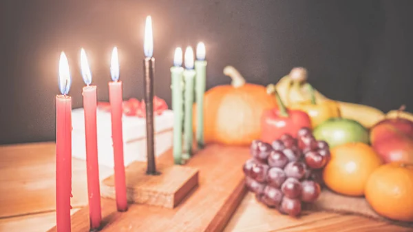 Кванза праздничная концепция с украсить семь свечей красный, черный — стоковое фото