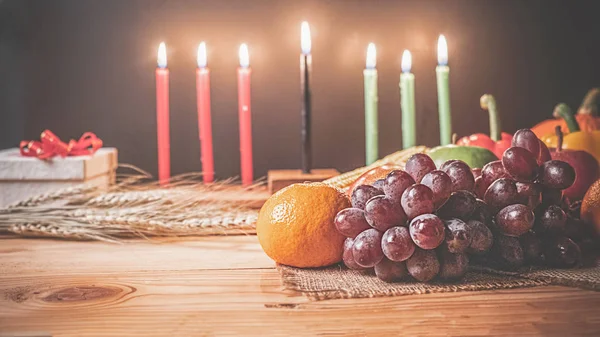 Kwanzaa concepto de vacaciones con decorar siete velas rojo, negro a — Foto de Stock