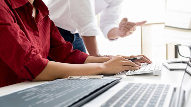 Bir yazılım geliştirme ve kodlama teknolosunda çalışan programcı