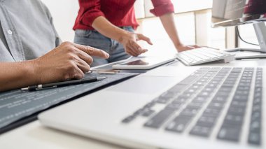 Bir yazılım geliştirme ve kodlama teknolosunda çalışan programcı