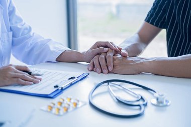 dikkatle dinliyor bir erkek hasta doktor açıklayan hasta s