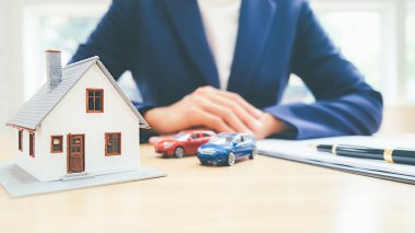 Araç ve ev modeli ile Ajan ve müşteri için tartışmak koNr