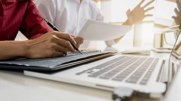 Programmeur werkzaam in een software ontwikkeling en codering technolo — Stockfoto