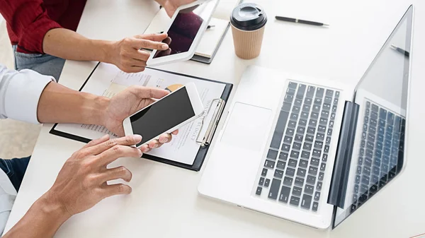 Conceito de negócio. Empresários discutindo os gráficos e grap — Fotografia de Stock