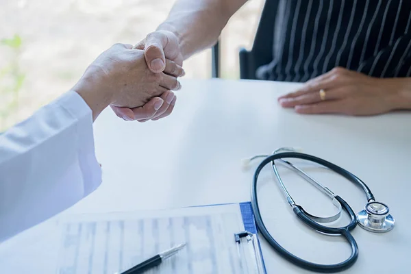 Dokter en patiënt schudden elkaar de hand. Partnerschap in de geneeskunde — Stockfoto