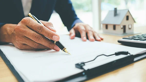 Huis model met makelaar en klant bespreken voor c — Stockfoto