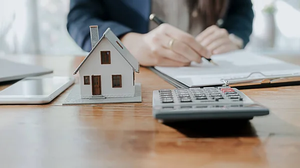 Real estate broker bostads hus och bil hyra notering contra — Stockfoto