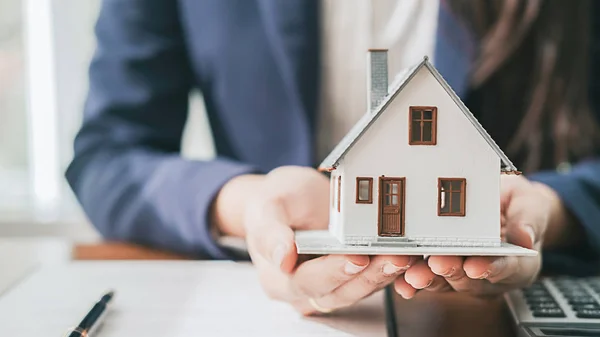 Real estate broker bostads hus och bil hyra notering contra — Stockfoto