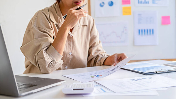 Стартап-партнеры обсуждают идеи новой стратегии d
