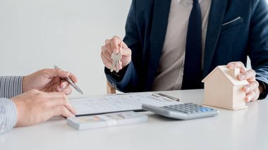 Emlakçı ve müşteri imza sözleşmesi ev satın almak için, içinde