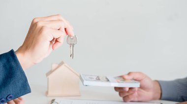 Emlakçı ve müşteri imza sözleşmesi ev satın almak için, içinde