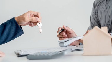 Emlakçı ve müşteri imza sözleşmesi ev satın almak için, içinde