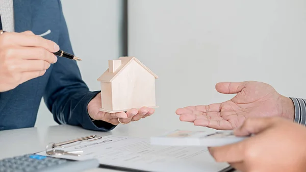 Vastgoedmakelaar en klant ondertekening contract om huis te kopen, in — Stockfoto