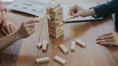 El iş adamları planlama, risk ve iş stratejisi. Bir kule üzerinde ahşap blok yerleştirme kumar iş adamı.