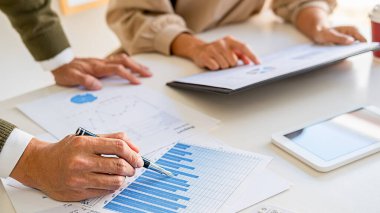 Başlangıç ortakları yeni geliştirme stratejisi fikirlerini tartışıyor.