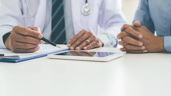 Paciente Ouvindo Atentamente Médico Sexo Masculino Explicando Sintomas Paciente Fazendo — Fotografia de Stock