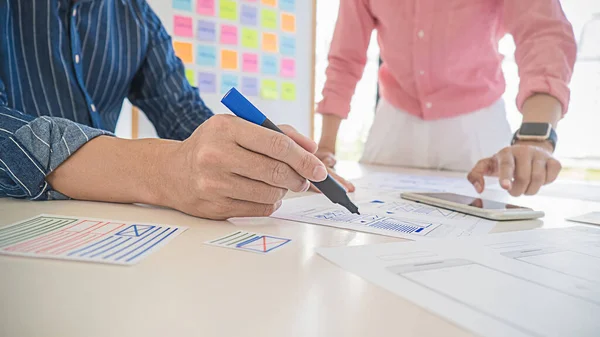 Kreativ Webbdesigner Planering Ansökan Och Utveckla Mallayouten Ram För Mobiltelefon — Stockfoto