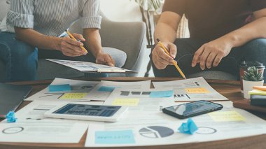 Başlangıç ortakları yeni geliştirme stratejisi fikirlerini tartışıyor.