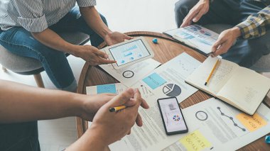 Başlangıç ortakları yeni geliştirme stratejisi fikirlerini tartışıyor.