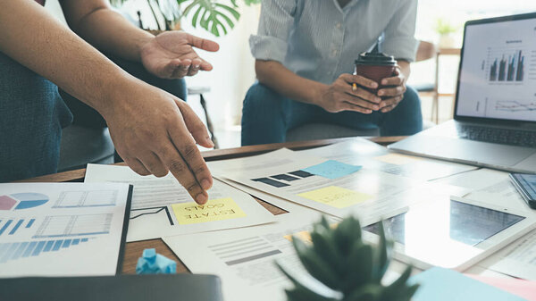 Стартап-партнеры обсуждают идеи новой стратегии развития.