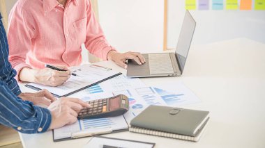 Başlangıç ortakları yeni geliştirme stratejisi fikirlerini tartışıyor.