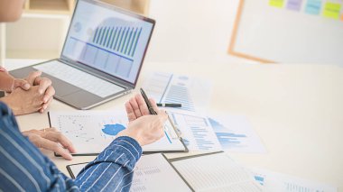 Başlangıç ortakları yeni geliştirme stratejisi fikirlerini tartışıyor.