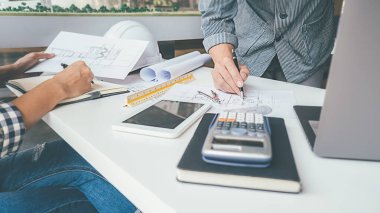 Mimar Mühendis Tasarımı Planlama Konsepti üzerinde çalışıyor. İnşaat Konsepti