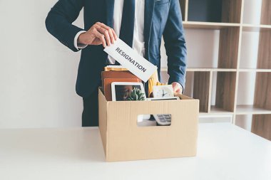 İşini kaybettikten sonra ofisin dışında oturan üzgün işadamı işten çıkarıldı