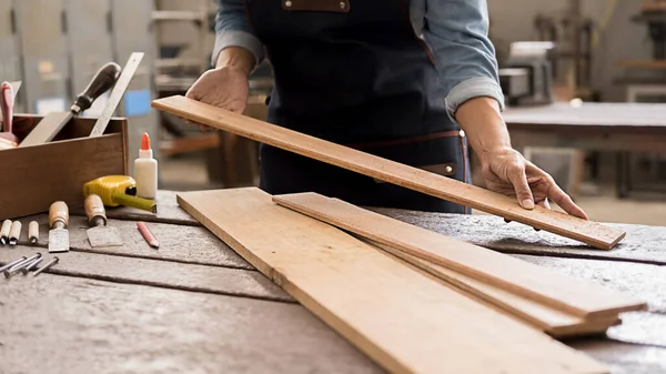 Tischler Arbeitet Mit Ausrüstung Auf Holztisch Tischlerei Frau Arbeitet Schreinerei — Stockfoto