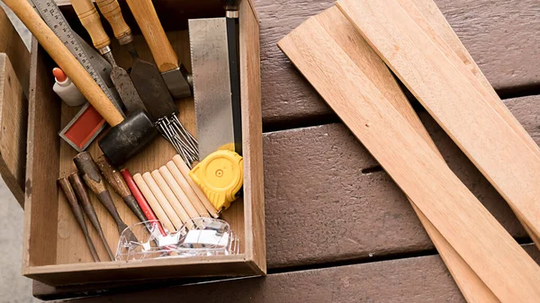 Carpintero Trabajando Con Equipo Mesa Madera Carpintería Mujer Trabaja Una — Foto de Stock