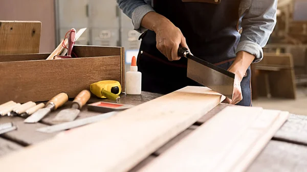 Tischler Arbeitet Mit Ausrüstung Auf Holztisch Tischlerei Frau Arbeitet Schreinerei — Stockfoto