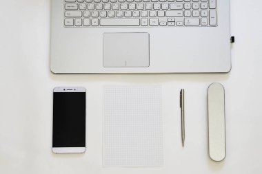 İş. Boş ofis Resepsiyon arka plan kopya alanı metni ile. Üstten Görünüm. İş ve ofis malzemeleri ile modern dijital tablet.
