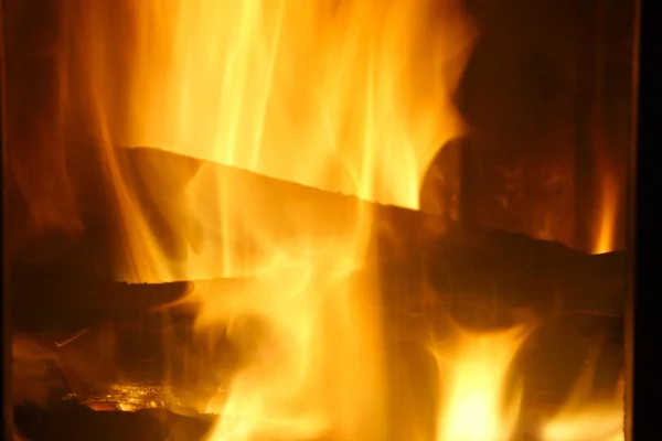 Fuego. Quemando leña en la chimenea. Luminoso fuego . — Foto de Stock