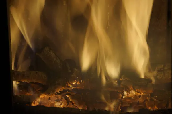 火.在壁炉里烧木头。明亮的火. — 图库照片