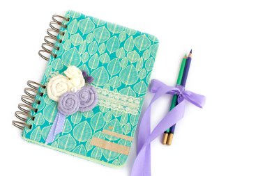 beyaz arkaplanda dizüstü bilgisayar ve kalem