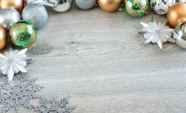 Bolas de Navidad en el árbol de Navidad — Foto de Stock